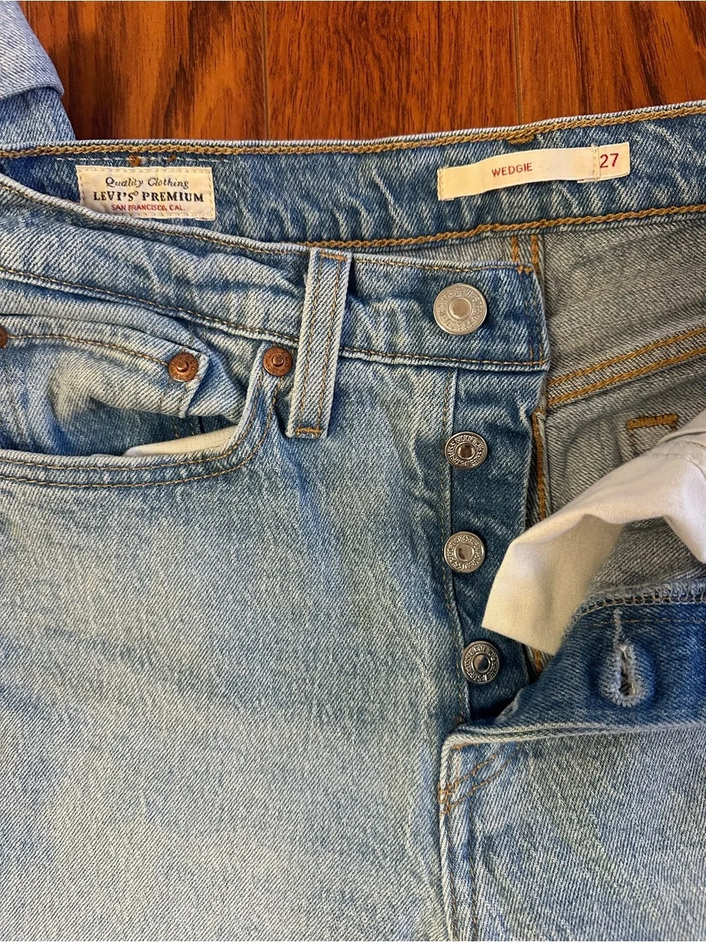 Signature by Levi Strauss Light Blue Cropped Women's Jeans - Picture 3 of 5
